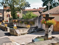 Photo paysage et monuments, Mareugheol - La Fontaine et le Lavoir