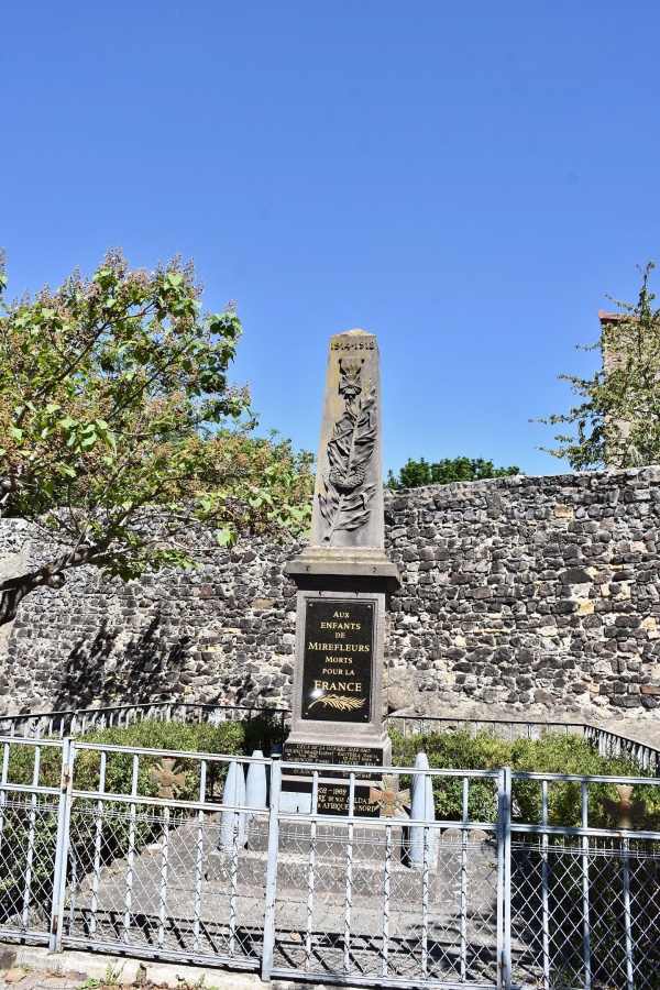 Photo Mirefleurs - le Monument Aux Morts