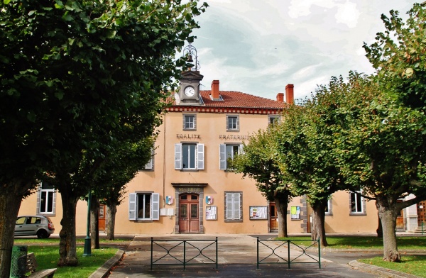 Photo Parentignat - La Mairie