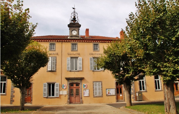 Photo Parentignat - La Mairie