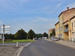 Photo paysage et monuments, Parentignat - Place du Château