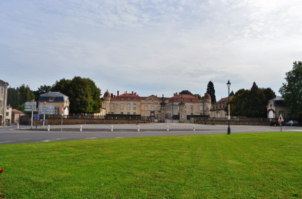 Photo Parentignat - Place du Château