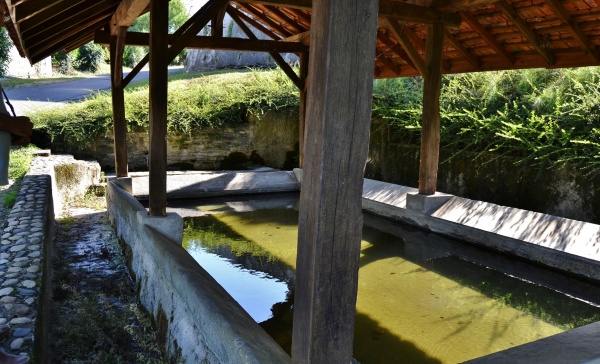 Photo Saint-Priest-Bramefant - Le Lavoir