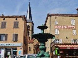 Photo paysage et monuments, Sauxillanges - Place du 8 Mai et sa Fontaine