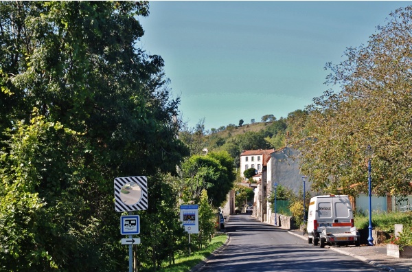 Photo Tourzel-Ronzières - Entrée du Village