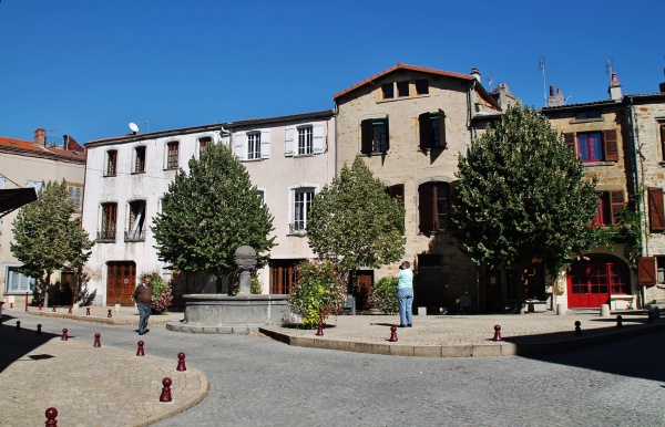 Photo Vic-le-Comte - Place du Vieux Marché