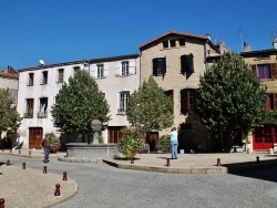 Photo paysage et monuments, Vic-le-Comte - Place du Vieux Marché