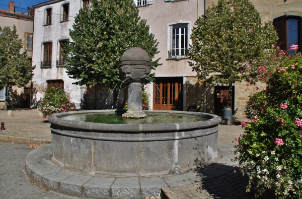 Photo Vic-le-Comte - Fontaine Place du Vieux Marché