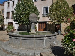 Photo paysage et monuments, Vic-le-Comte - Fontaine Place du Vieux Marché