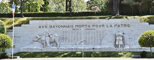 Photo Bayonne - le Monument Aux Morts