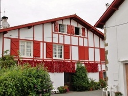 Photo paysage et monuments, Espelette - maison d'Espelette bardée de piments sur les façades