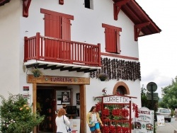 Photo paysage et monuments, Espelette - maison d'Espelette bardée de piments sur les façades