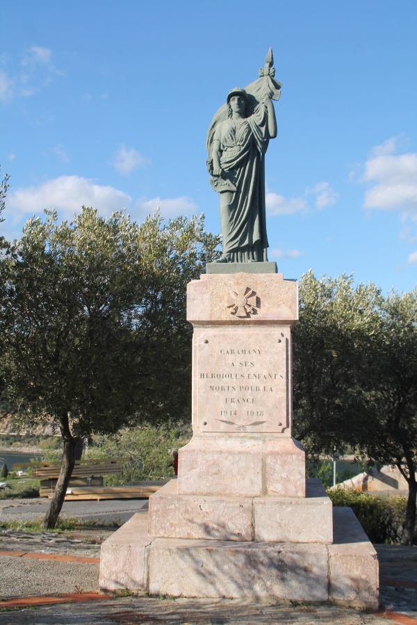 Photo Caramany - le monument aux morts