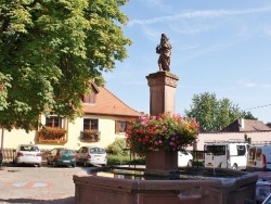 Photo paysage et monuments, Husseren-les-Châteaux - la fontaine