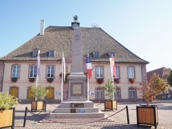 Photo paysage et monuments, Neuf-Brisach - le monument aux morts