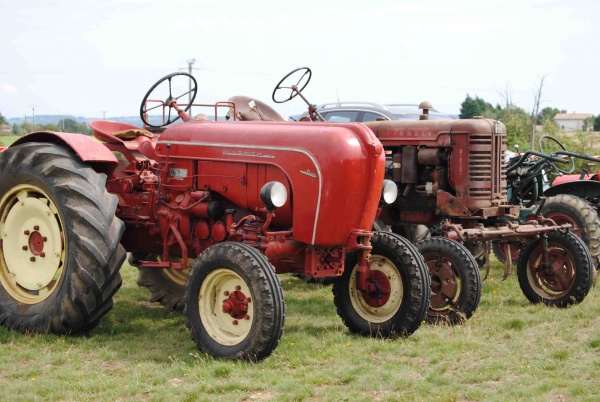 Photo Tupin-et-Semons - vieux tracteurs