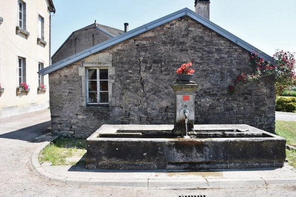 Photo Dampvalley-Saint-Pancras - la fontaine