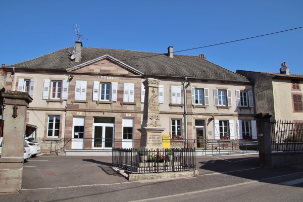 Photo Mersuay - la mairie et le monument aux morts