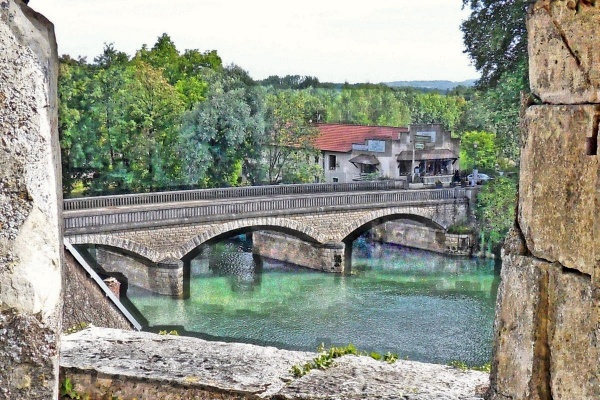 Pesmes.70.Pont sur L'Ognon.