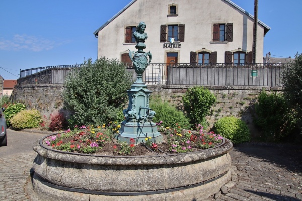 Photo Vougécourt - la fontaine