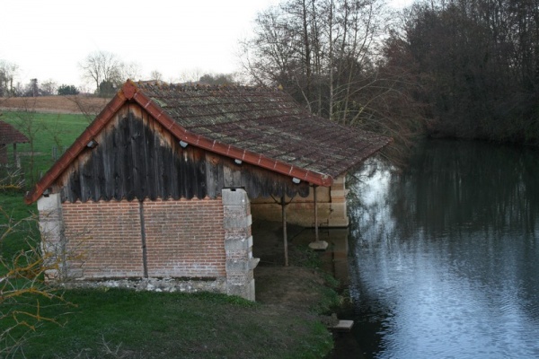 Photo Bellevesvre - Ancien lavoir au bord de la Brenne