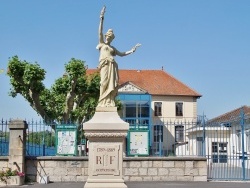 Photo paysage et monuments, La Chapelle-de-Guinchay - le monuemnt aux morts