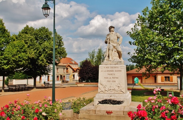 Photo Chenay-le-Châtel - Monument-aux-Morts