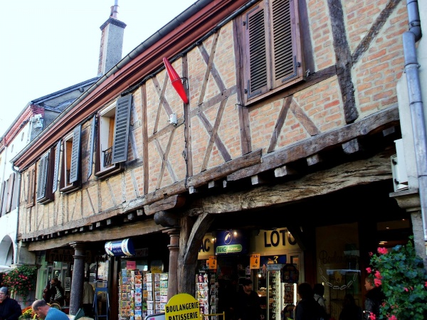 Photo Louhans - Louhans-Rue des arcades.