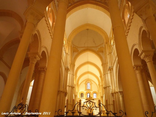 Basilique de Paray le Monial, nef centrale vue depuis le déambulatoire