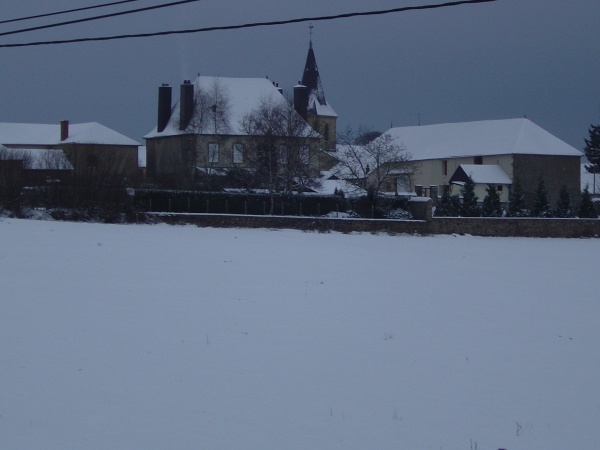 Photo Roussillon-en-Morvan - Roussillon et son bourg sous la neige, le clocher de l'église St Jean Baptiste