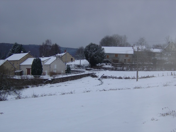 Photo Roussillon-en-Morvan - Blein le Vieil sous la neige avec les maisons et leurs volets clos.