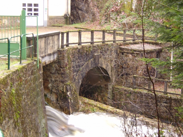 Photo Roussillon-en-Morvan - Sous l'arcade, sortie de l'eau utilisée pour la production d'électricité.