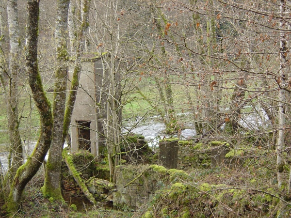 Photo Roussillon-en-Morvan - Que fait cette construction en pleine nature??????????