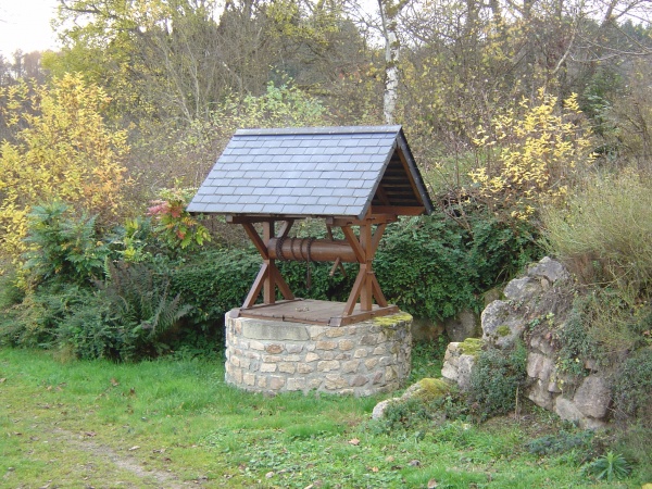 Photo Roussillon-en-Morvan - Superbe la restauration de ce puits