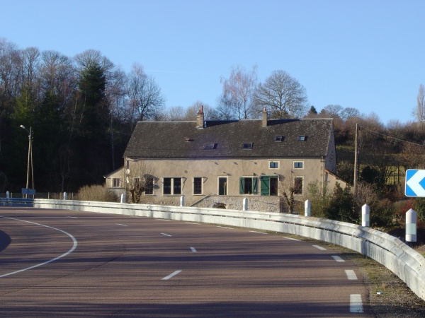 Photo Roussillon-en-Morvan - Ancienne maison de la ''GROSNE'' à la VERRERIE en bordure de la D 978