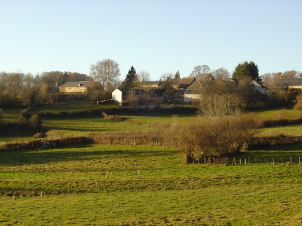 Photo Roussillon-en-Morvan - Quelques maisons du Pommoy