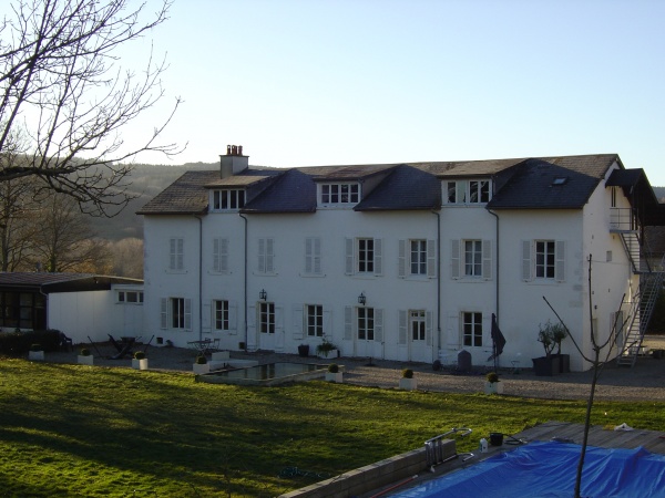 Photo Roussillon-en-Morvan - Cette grande bâtisse autrefois nommée ''le château du Pommoy''