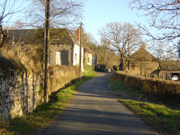 Photo Roussillon-en-Morvan - Sortie du POMMOY, cette voie vous conduit au bourg de Roussillon.