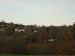 Photo paysage et monuments, Roussillon-en-Morvan - Quelques maisons du Chézet prises de la voie romaine.