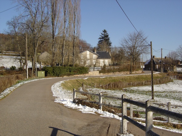 Photo Roussillon-en-Morvan - Traversée de BLEIN par sa départementale et ses nombreux virages.