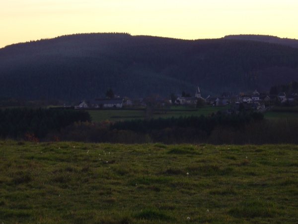 Photo Roussillon-en-Morvan - Le bourg de Roussillon vu du Chézet à la tombée de la nuit.