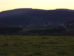 Photo paysage et monuments, Roussillon-en-Morvan - Le bourg de Roussillon vu du Chézet à la tombée de la nuit.