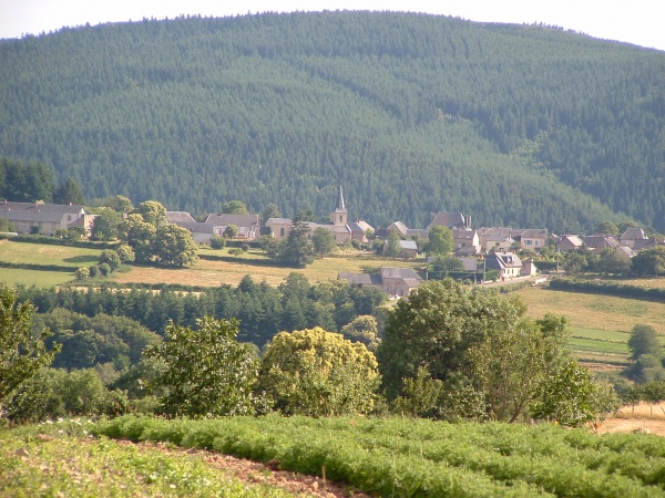 Photo Roussillon-en-Morvan - Le bourg de Roussillon il y a quelques années