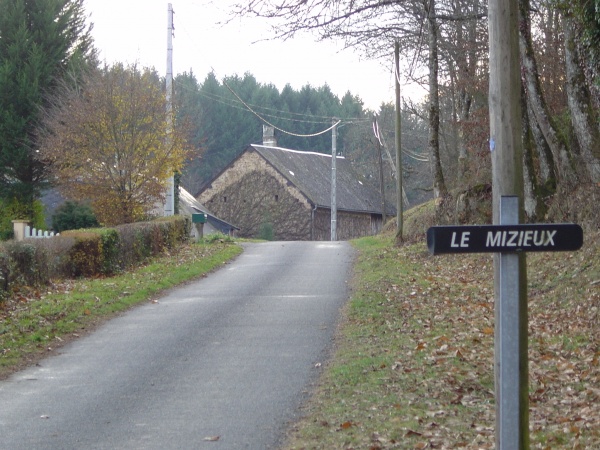 Photo Roussillon-en-Morvan - Mizieux en arrivant des Viollots