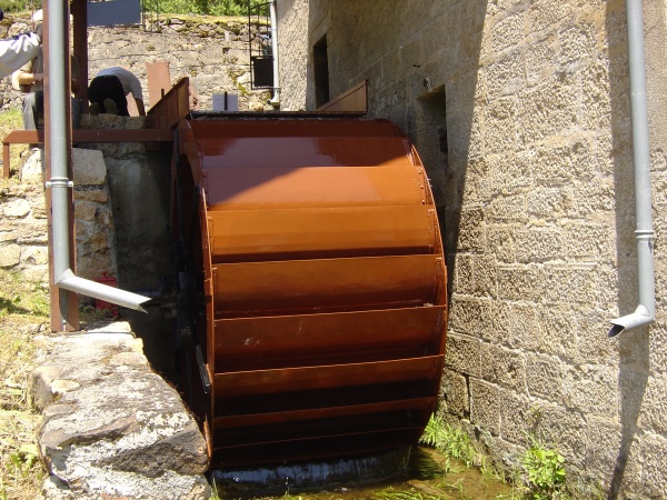 Photo Roussillon-en-Morvan - La roue du moulin des Viollots