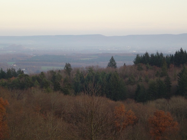 Photo Roussillon-en-Morvan - De Mizieux, vue sur Autun, la vallée de l'Arroux avec la brume