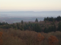 Photo paysage et monuments, Roussillon-en-Morvan - De Mizieux, vue sur Autun, la vallée de l'Arroux avec la brume