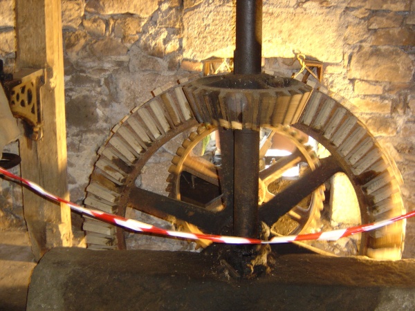 Photo Roussillon-en-Morvan - Une partie de la mécanique du moulin des Viollots