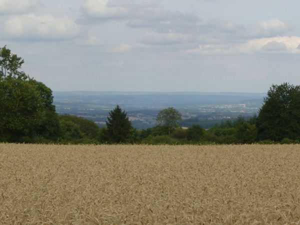 Photo Roussillon-en-Morvan - Au loin Autun