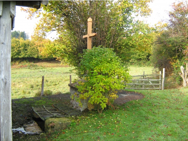 Photo Roussillon-en-Morvan - La Fontaine Saint-Jean et son lavoir de Roussillon-en-Morvan